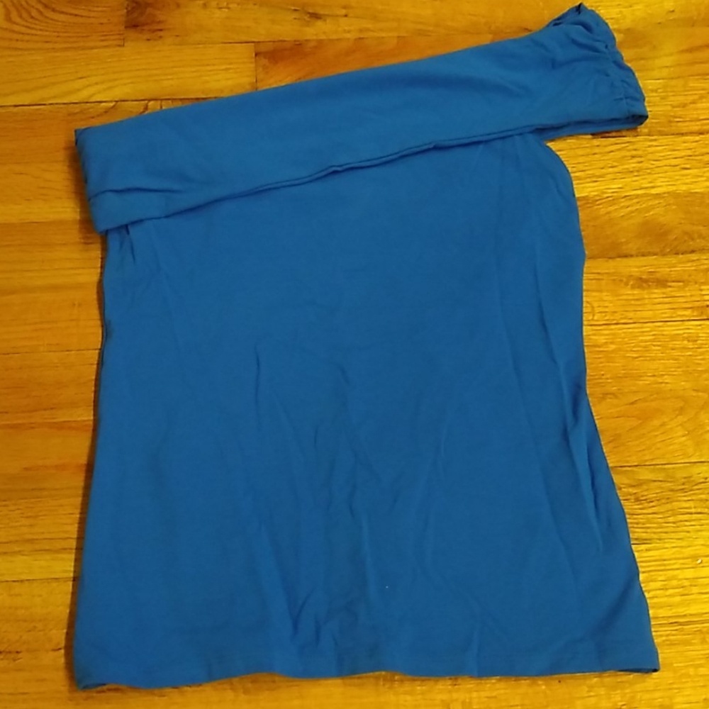 Size medium blueVictoria's Secret one shoulder top. Top has lined built in bra.